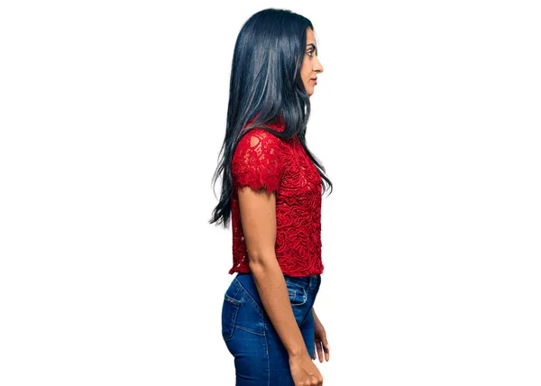 Vacker Latinamerikansk Kvinna Bär Elegant Skjorta Som Vill Sida Koppla — Stockfoto