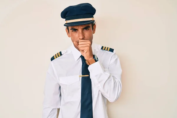 Fiatal Spanyol Férfi Repülőgép Pilóta Egyenruhát Visel Rossz Közérzet Köhögés — Stock Fotó