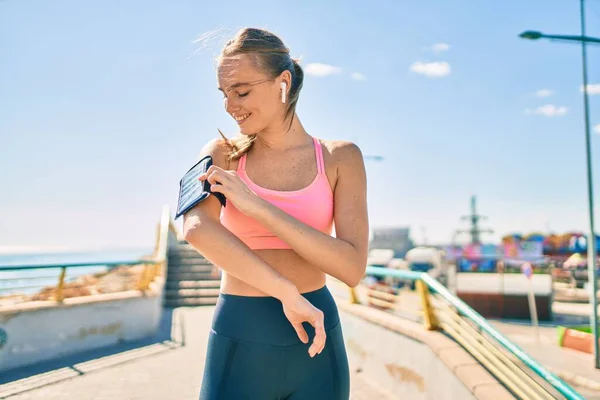 Young Blonde Sportswoman Using Earphones Doing Exercise City — Stock Photo, Image