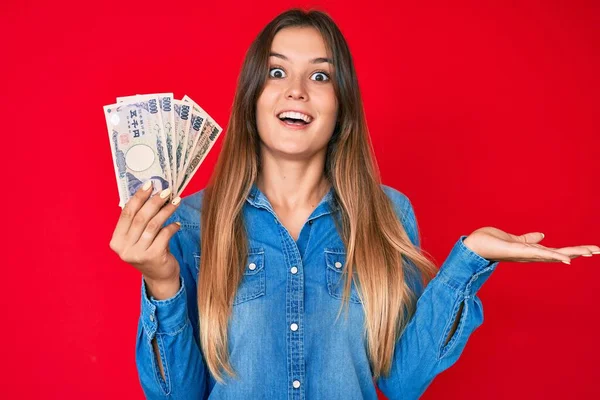 Mulher Branca Bonita Segurando Notas Iene Japonês Celebrando Realização Com — Fotografia de Stock