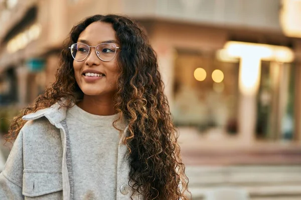 Ung Latinamerikansk Kvinna Ler Lycklig Stående Vid Staden — Stockfoto