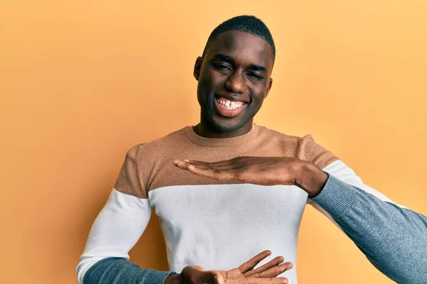 Νεαρός Αφροαμερικάνος Που Φοράει Casual Ρούχα Χειρονομίες Χέρια Δείχνουν Μεγάλο — Φωτογραφία Αρχείου