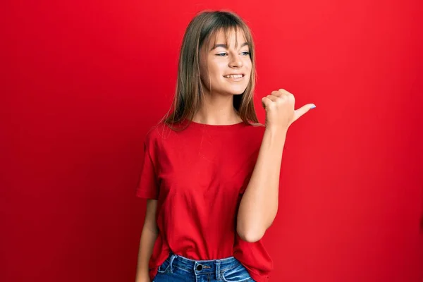 Gündelik Kırmızı Tişört Giyen Genç Beyaz Kız Başparmağıyla Yan Tarafı — Stok fotoğraf