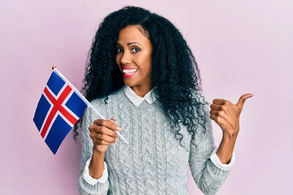 Mulher Afro Americana Meia Idade Segurando Bandeira França Apontando Polegar — Fotografia de Stock