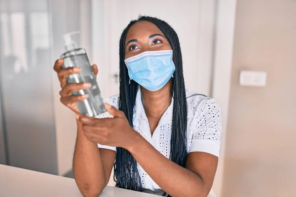 Νεαρή Αφροαμερικανή Γυναίκα Που Φοράει Ιατρική Μάσκα Χρησιμοποιώντας Τζελ Χεριών — Φωτογραφία Αρχείου