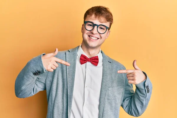 Jovem Homem Nerd Caucasiano Usando Óculos Vestindo Olhar Elegante Hipster — Fotografia de Stock