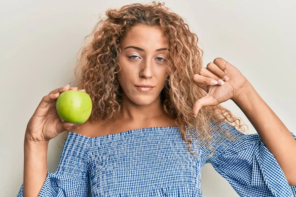 Krásná Kavkazská Teenager Dívka Drží Zelené Jablko Rozzlobeným Obličejem Negativní — Stock fotografie