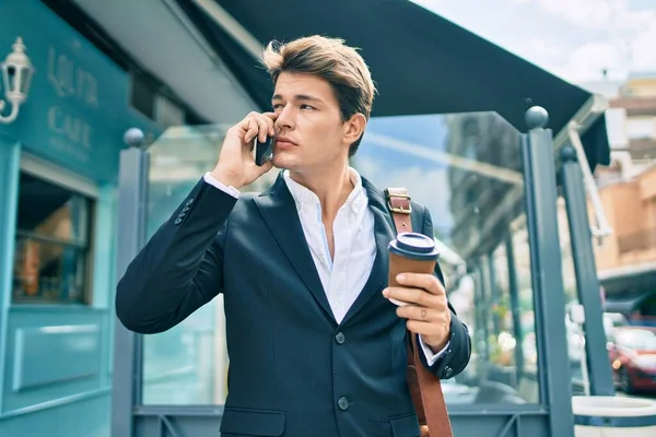 Junger Kaukasischer Geschäftsmann Mit Ernstem Gesichtsausdruck Der Auf Dem Smartphone — Stockfoto