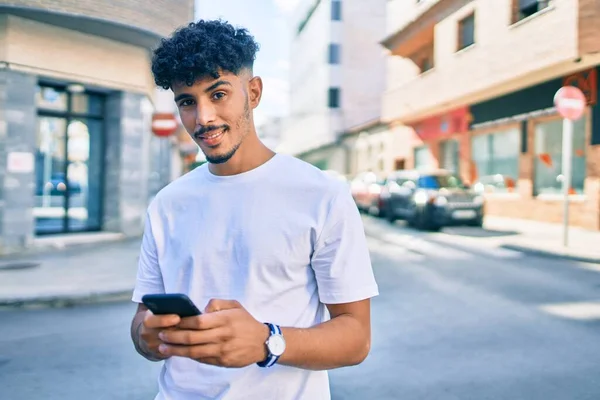 Giovane Arabo Uomo Sorridente Felice Utilizzando Smartphone Piedi Città — Foto Stock