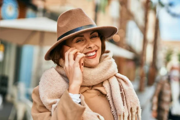 Mujer Hispana Joven Con Estilo Elegante Hablando Teléfono Inteligente Ciudad —  Fotos de Stock