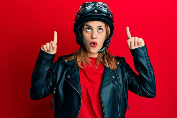 Mulher Jovem Hispânica Usando Capacete Motocicleta Espantado Surpreso Olhando Para — Fotografia de Stock