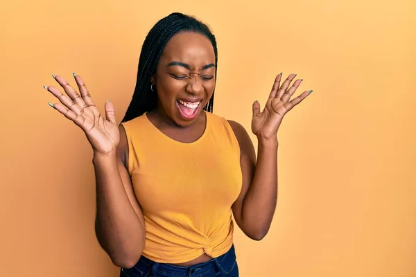 Jovem Afro Americana Vestindo Roupas Casuais Celebrando Loucos Loucos Pelo — Fotografia de Stock