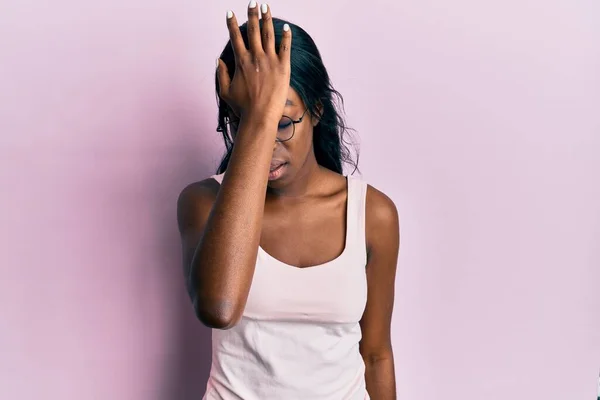 Jeune Femme Afro Américaine Portant Des Vêtements Décontractés Des Lunettes — Photo