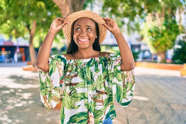 Jong Afrikaans Amerikaans Toeristisch Vrouw Vakantie Glimlachend Gelukkig Wandelen Naar — Stockfoto