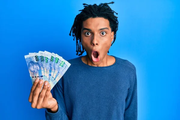 Jonge Afro Amerikaanse Man Houdt Zuid Afrikaanse 100 Rand Bankbiljetten — Stockfoto