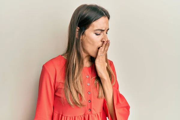 Junge Schöne Frau Lässiger Kleidung Gelangweilt Gähnend Müde Mund Mit — Stockfoto