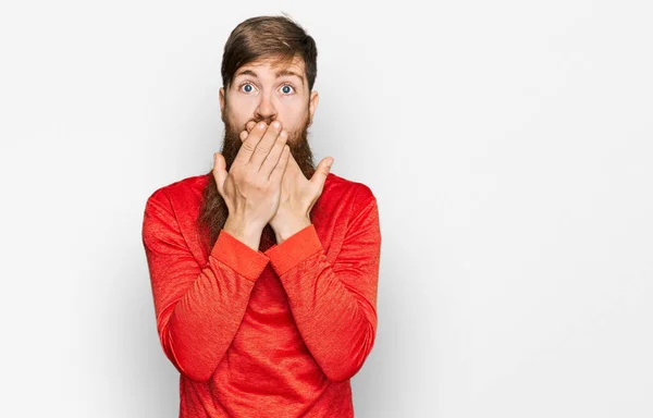 Hombre Pelirrojo Con Barba Larga Usando Ropa Casual Impactada Cubriendo —  Fotos de Stock