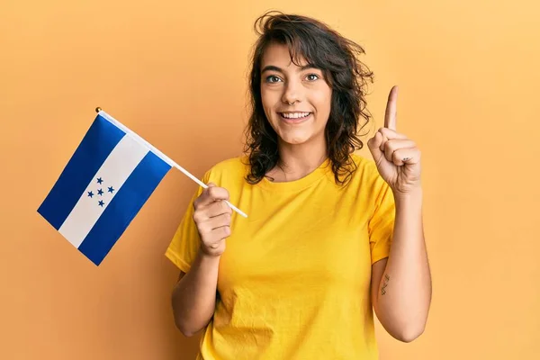 Ung Latinamerikansk Kvinna Håller Honduras Flagga Leende Med Idé Eller — Stockfoto