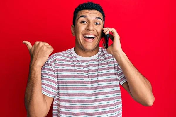 Genç Arap Adam Akıllı Telefondan Konuşuyor Parmağını Kaldırıyor Gülümsüyor Ağzı — Stok fotoğraf