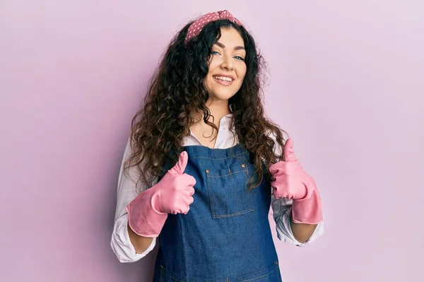 Junge Brünette Frau Mit Lockigem Haar Putzschürze Und Handschuhen Die — Stockfoto