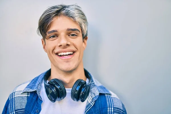 Ung Latinamerikansk Man Ler Glad Med Hörlurar Stan — Stockfoto