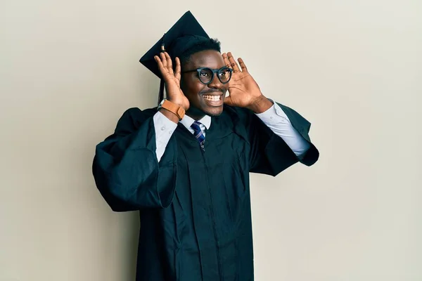Knappe Zwarte Man Met Afstudeerpet Ceremonie Mantel Lachend Vrolijk Kijkend — Stockfoto