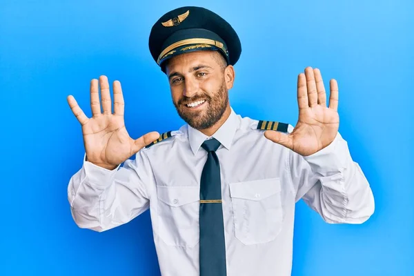 Hombre Guapo Con Barba Llevando Uniforme Piloto Avión Mostrando Apuntando — Foto de Stock