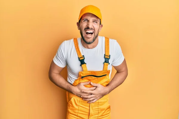 Jonge Knappe Man Draagt Klusjesman Uniform Gele Achtergrond Lachen Hard — Stockfoto
