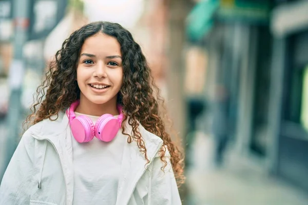 Niña Hispana Sonriendo Feliz Usando Auriculares Ciudad — Foto de Stock