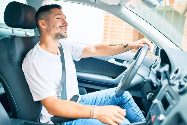 若いヒスパニック男笑顔幸せな運転車 — ストック写真