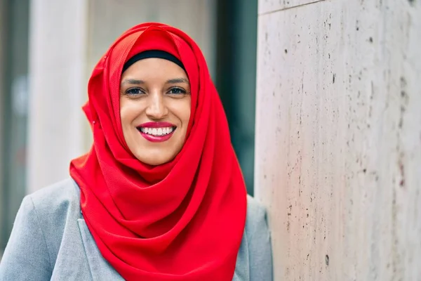 Młoda Arabka Hidżabie Uśmiechnięta Miasta — Zdjęcie stockowe