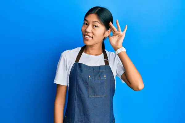 Jonge Chinese Vrouw Een Ober Schort Glimlachend Met Hand Oor — Stockfoto