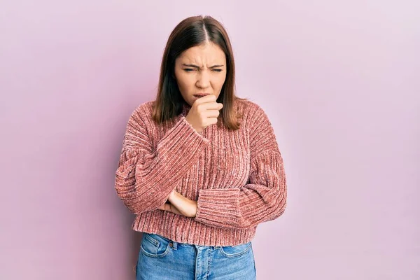 Mujer Hermosa Joven Que Usa Ropa Casual Sintiéndose Mal Tosiendo — Foto de Stock