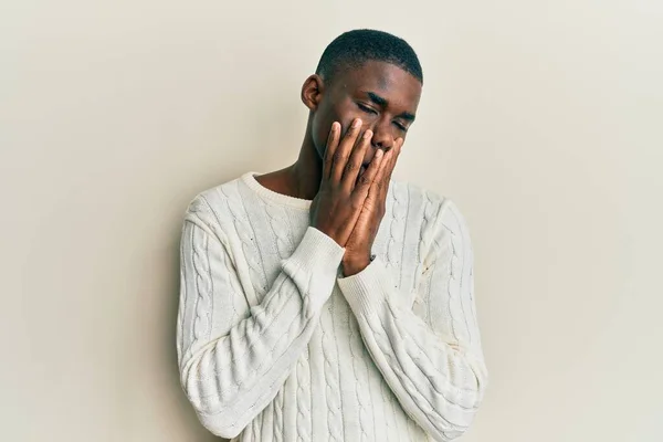 年轻的非洲裔美国人 身穿休闲服 双手沾满了脸 沮丧和悲伤 心烦意乱 烦躁不安 — 图库照片