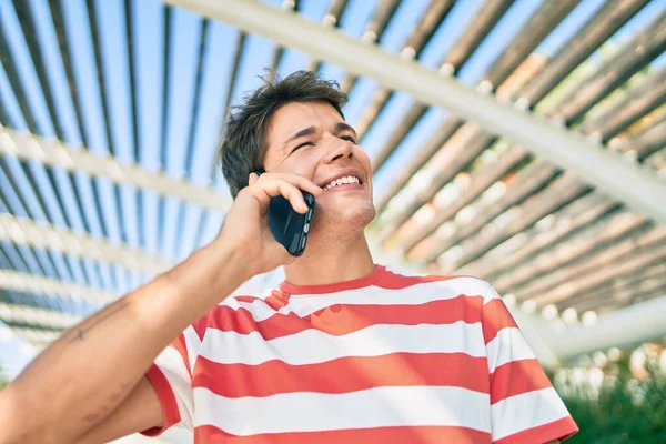 Genç Beyaz Adam Gülümsüyor Şehirdeki Akıllı Telefondan Konuşuyor — Stok fotoğraf