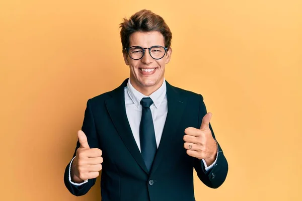 Schöner Kaukasischer Mann Businessanzug Und Krawatte Mit Positiver Geste Mit — Stockfoto