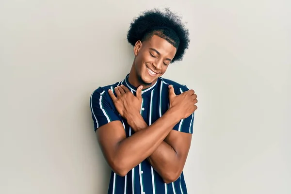 Africký Američan Afro Vlasy Sobě Ležérní Oblečení Objímající Šťastný Pozitivní — Stock fotografie