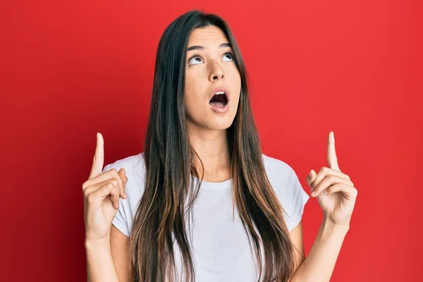 Jovem Morena Mulher Vestindo Casual Branco Tshirt Sobre Vermelho Fundo — Fotografia de Stock