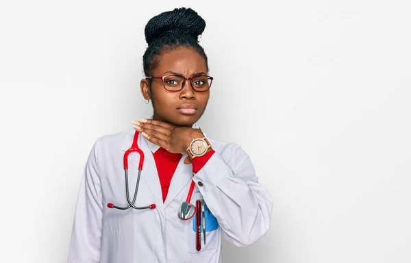 Jeune Femme Afro Américaine Portant Uniforme Médecin Stéthoscope Couper Gorge — Photo