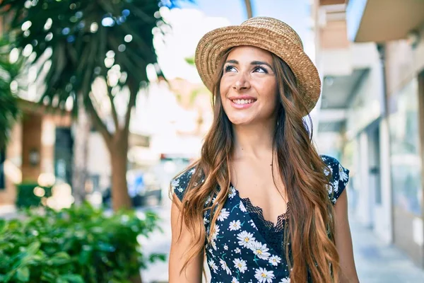 Joven Mujer Hispana Vacaciones Sonriendo Feliz Caminando Calle Ciudad —  Fotos de Stock