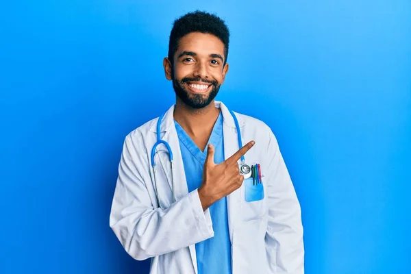 Hombre Hispano Guapo Con Barba Vistiendo Uniforme Médico Estetoscopio Sonriendo — Foto de Stock