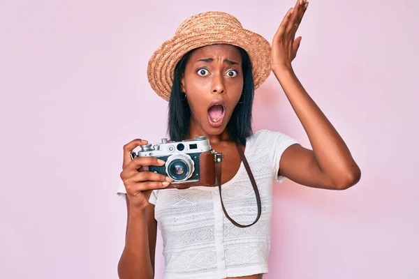 Fiatal Afro Amerikai Nyári Kalapot Visel Régi Fényképezőgépet Tart Meglepve — Stock Fotó