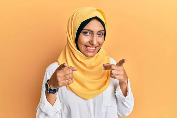 Jovem Morena Árabe Mulher Vestindo Tradicional Islâmico Hijab Cachecol Apontando — Fotografia de Stock