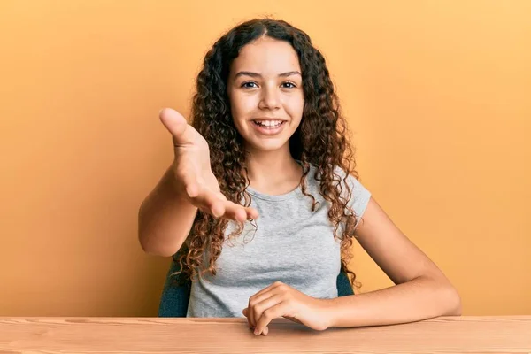 Tonåring Hispanic Flicka Bär Casual Kläder Sitter Bordet Leende Vänlig — Stockfoto