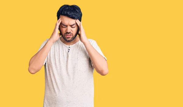 年轻的惊慌失措的男人 头戴便服 因为压力而头痛 偏头痛 — 图库照片