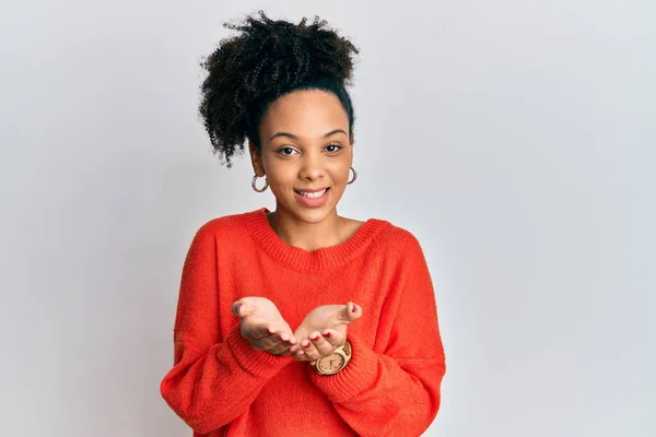 Νεαρή Αφρικάνα Αμερικανίδα Που Φοράει Καθημερινά Ρούχα Χαμογελώντας Χέρια Της — Φωτογραφία Αρχείου