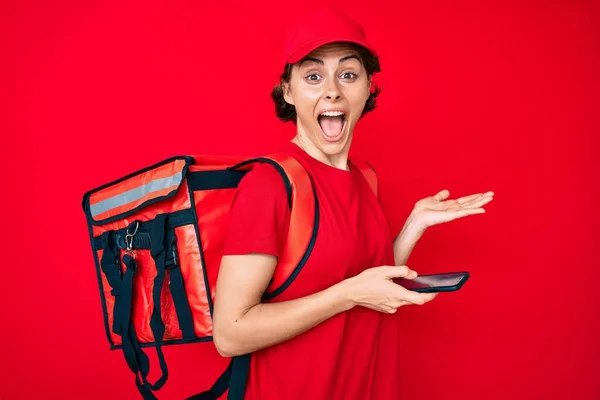 Junge Hispanische Frau Mit Lieferbox Die Hilfe Ruft Feiert Verrückt — Stockfoto