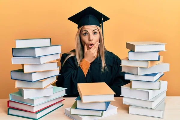 Mujer Joven Caucásica Vestida Con Bata Ceremonia Graduación Sentada Mesa — Foto de Stock