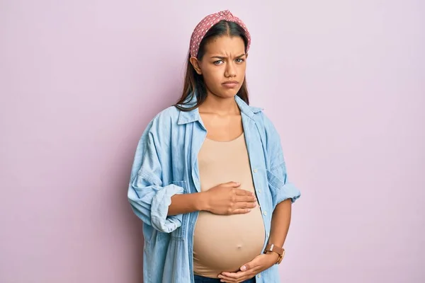 Vacker Latinamerikansk Kvinna Väntar Barn Vidrör Gravid Mage Skeptisk Och — Stockfoto