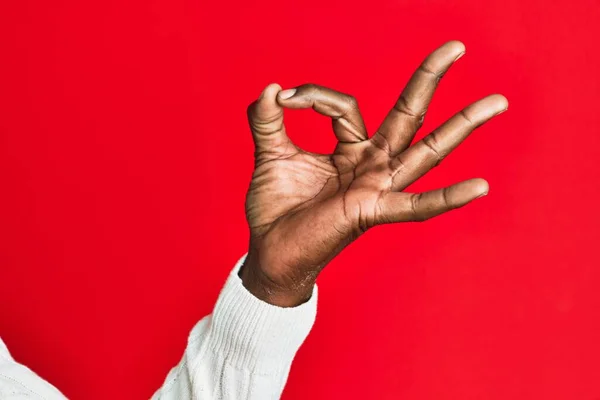 Afro Amerikan Siyahi Bir Gencin Kolları Elleri Kırmızı Izole Arka — Stok fotoğraf